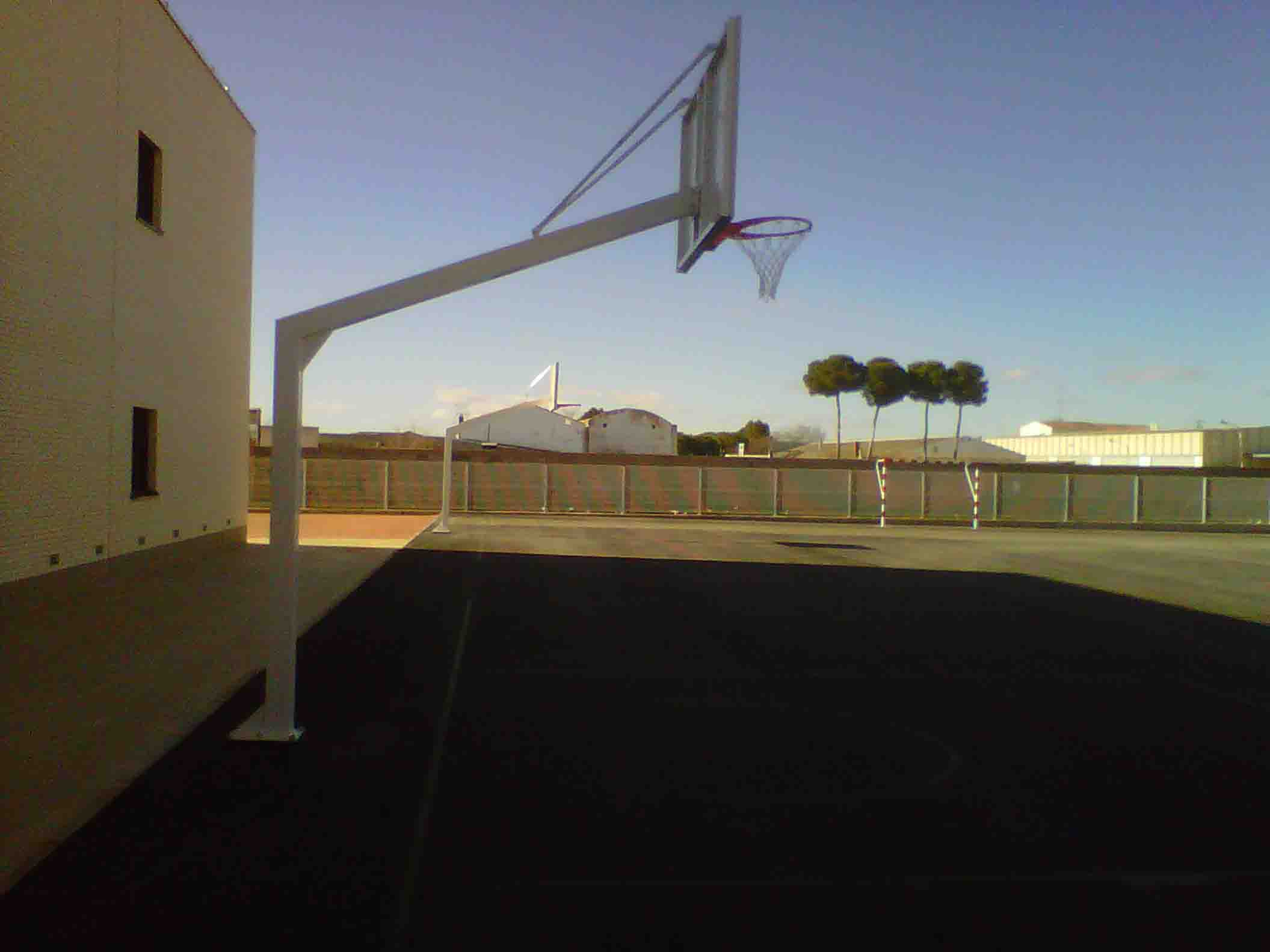 Juego canastas baloncesto monotubo new tubo 140x140 mm fijas con base para anclaje vuelo 2,25 mts - Imagen 3