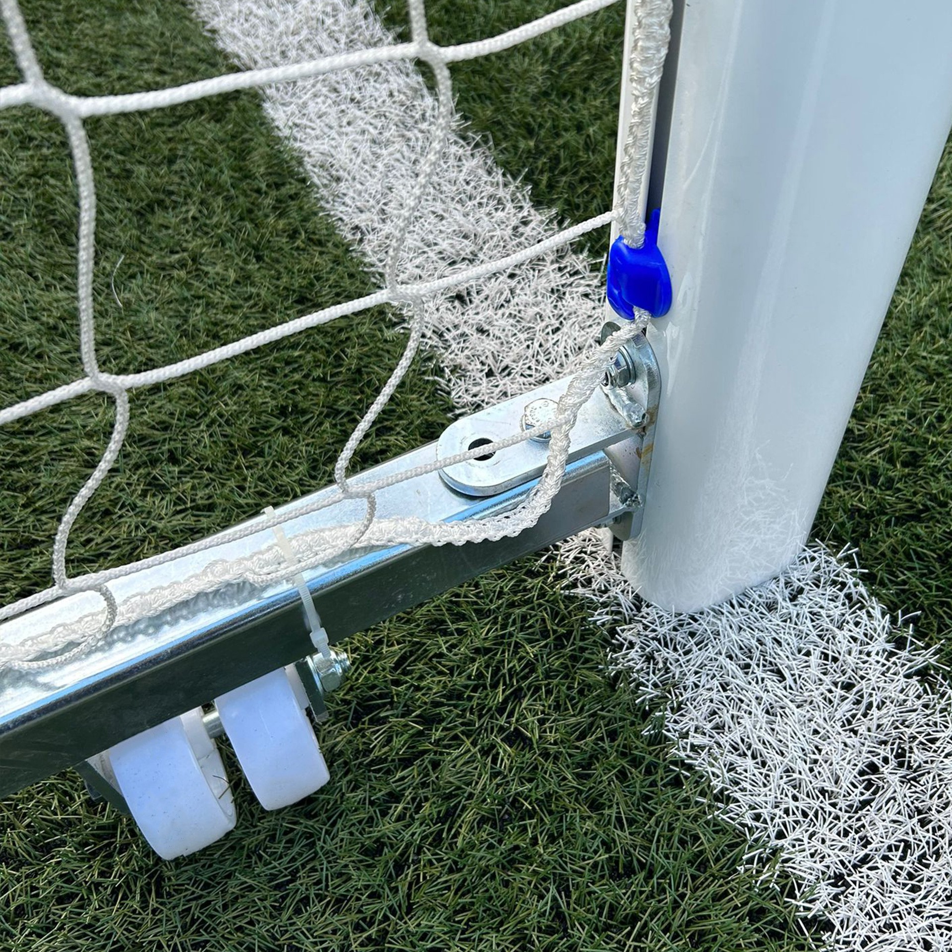 Juego porterías aluminio fútbol 7 90 mm abatibles con arquillos cincados - Imagen 3