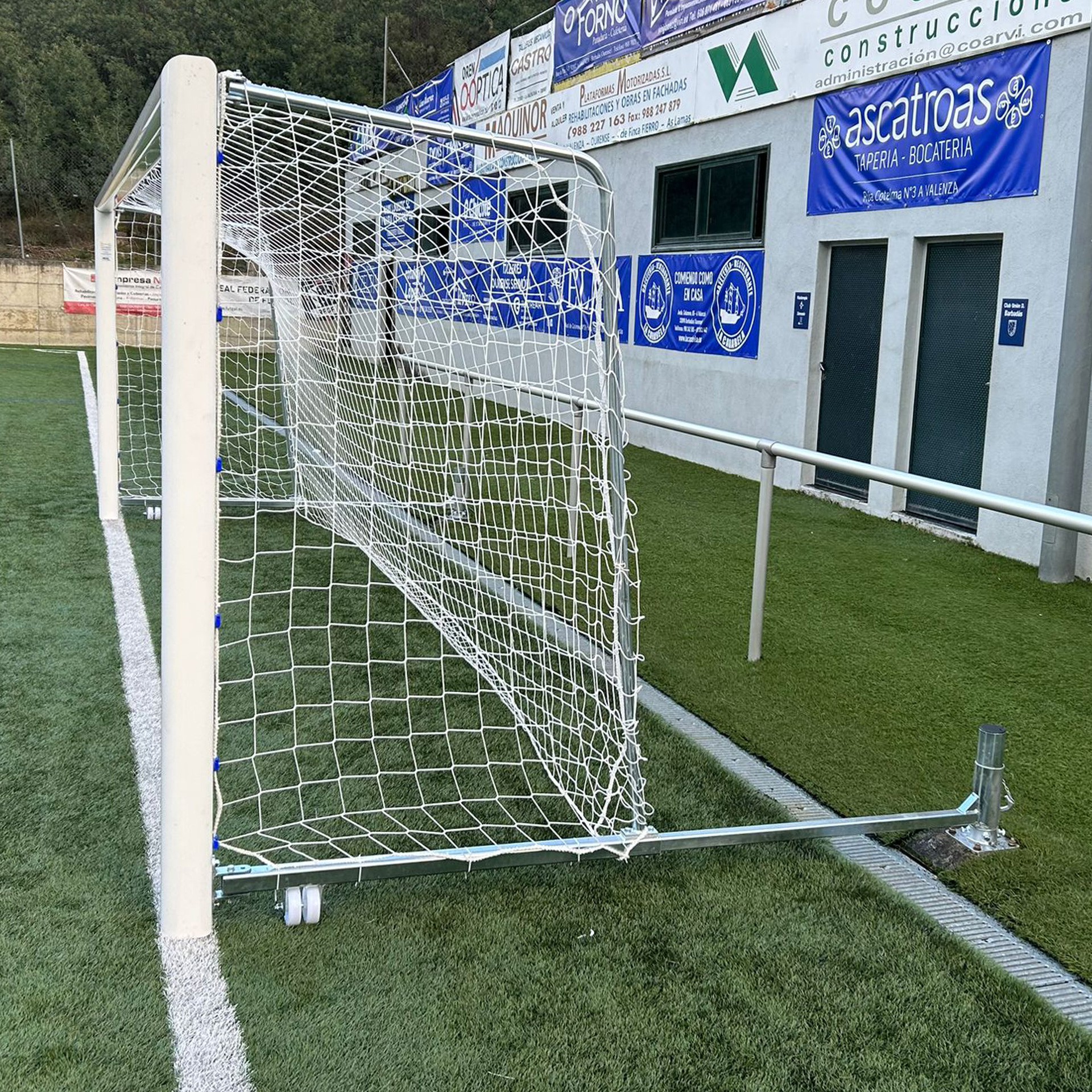 Juego porterías aluminio fútbol 7 90 mm abatibles con arquillos cincados - Imagen 4