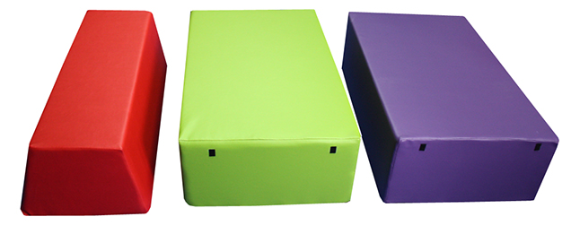 Plinton desmontable piramidal de espuma -tres piezas- 100x60x90cm - Imagen 2