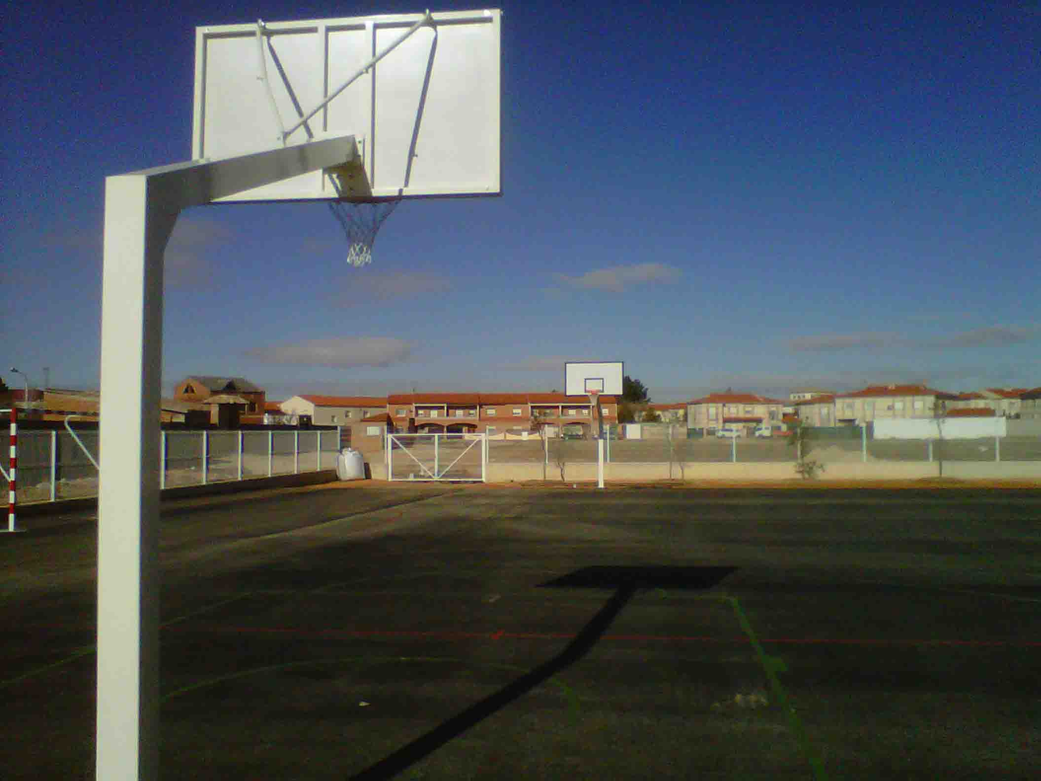 Juego canastas baloncesto monotubo new tubo 140x140 mm fijas con base para anclaje vuelo 2,25 mts - Imagen 3
